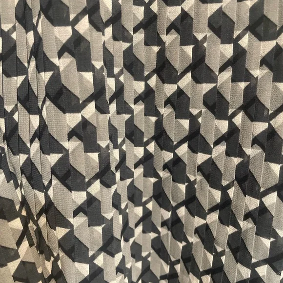 BANANA REPUBLIC XL blouse. Geometric pattern in shades of gray and black. EUC - Picture 3 of 8